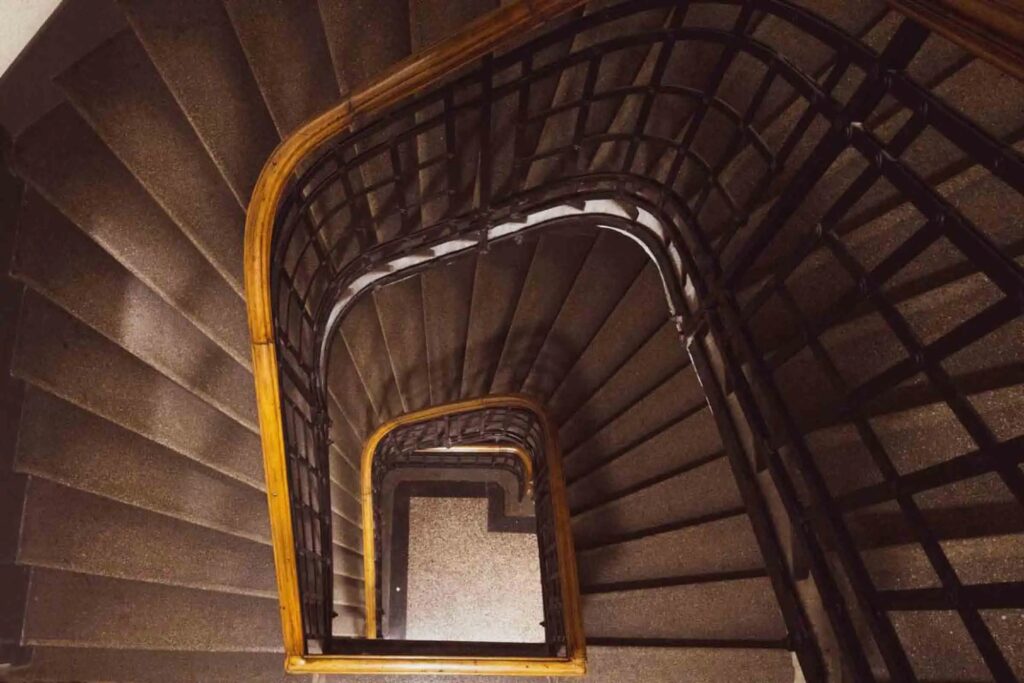 Gepflegtes Stiegenhaus in einem Wiener Wohnhaus