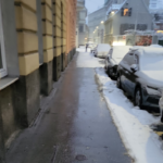 Winterdienst vor einem Wiener Wohnhaus
