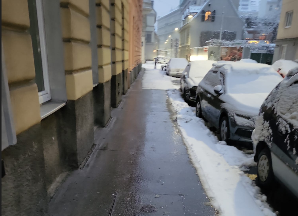 Winterdienst vor einem Wiener Wohnhaus